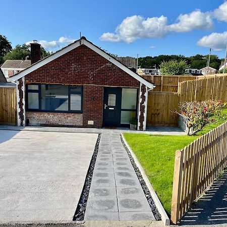 Modern Bungalow In Good Location Aberdulais Esterno foto