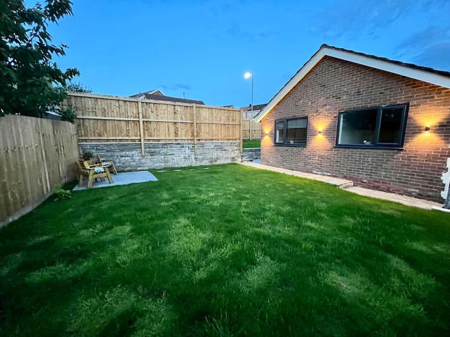 Modern Bungalow In Good Location Aberdulais Esterno foto