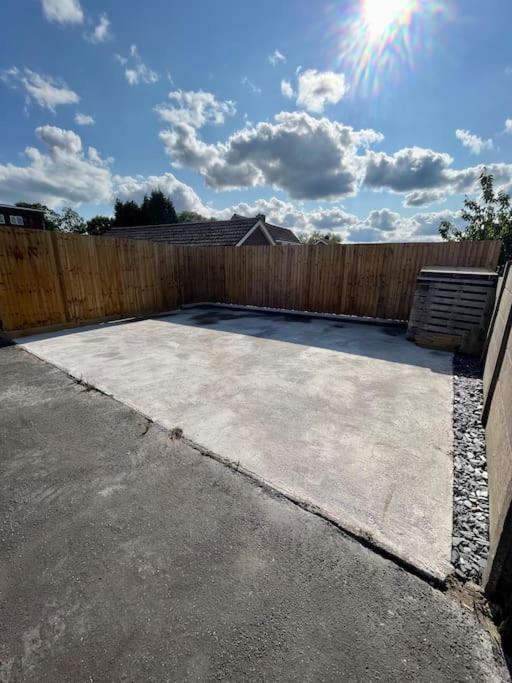 Modern Bungalow In Good Location Aberdulais Esterno foto