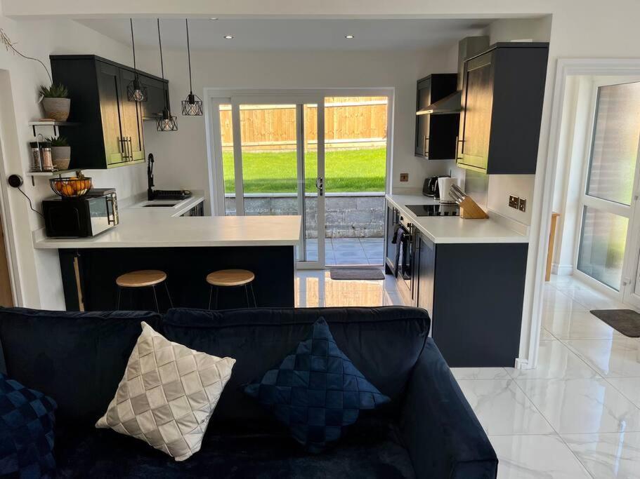 Modern Bungalow In Good Location Aberdulais Esterno foto