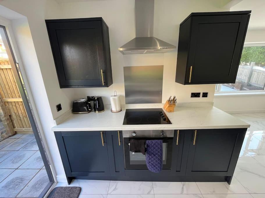 Modern Bungalow In Good Location Aberdulais Esterno foto